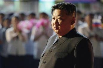 Corea del Nord, Kim Jong Un presenta nuovo lanciarazzi nucleare: "Arma unica al mondo"