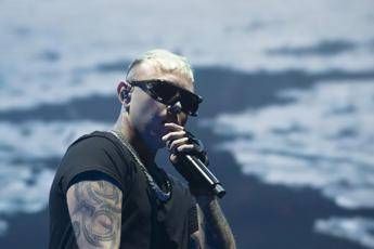 Gli chiedono biglietti gratis per il concerto a San Siro, lo sfogo di Lazza: "Non fate i grattoni" Gli chiedono biglietti gratis per il concerto a San Siro, lo sfogo di Lazza: "Non fate i grattoni"