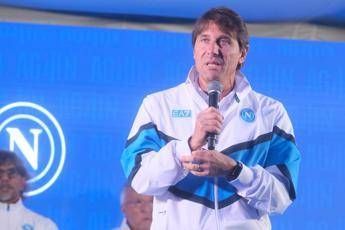 Piove sul ritiro del Napoli, tifosi furiosi: "Dov'è Conte?" Piove sul ritiro del Napoli, tifosi furiosi: "Dov'è Conte?"