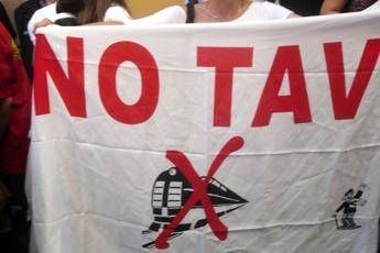 Manifestanti No Tav bloccano autostrada, chiusa la Torino-Bardonecchia Manifestanti No Tav bloccano autostrada, chiusa la Torino-Bardonecchia