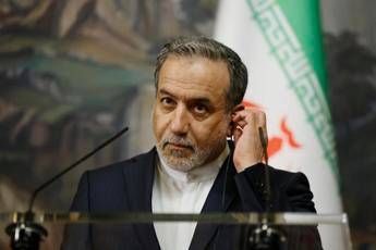 Iran, Araghchi: "Scorte uranio arricchito sotto le macerie dei siti nucleari colpiti"