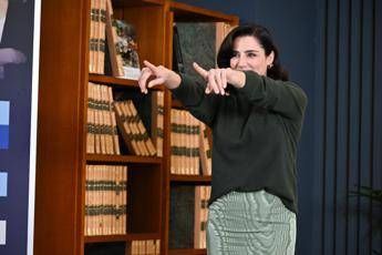 Ascolti tv, 'La preside' Luisa Ranieri vola al 27% di share e Rai1 vince la prima serata Ascolti tv, 'La preside' Luisa Ranieri vola al 27% di share e Rai1 vince la prima serata