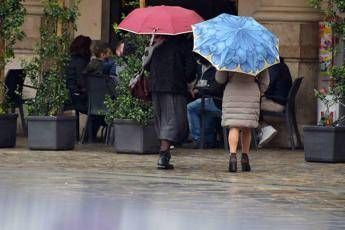 Maltempo, oggi allerta in 13 regioni: arancione su Lazio e Calabria Maltempo, oggi allerta in 13 regioni: arancione su Lazio e Calabria