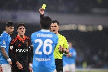 Olivera abbatte Smolcic, arbitro assegna rigore. Conte chiede un rosso: caos in Napoli-Como