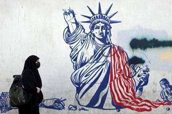 Iran, Trump boccia i negoziati: "Non sono contento". Attacco più vicino, i segnali