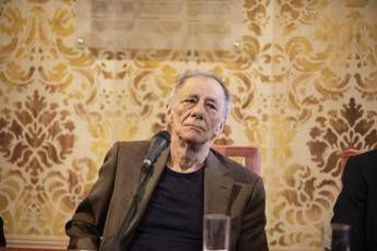 Roberto Vecchioni, rinviate per motivi di salute quattro date del tour