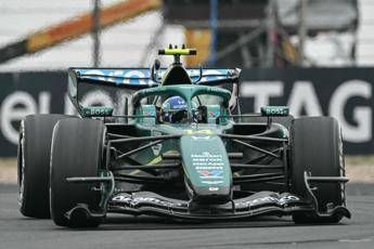 Gp Cina, Alonso toglie mani dal volante per continue vibrazioni e poi si ritira. Cos'è successo