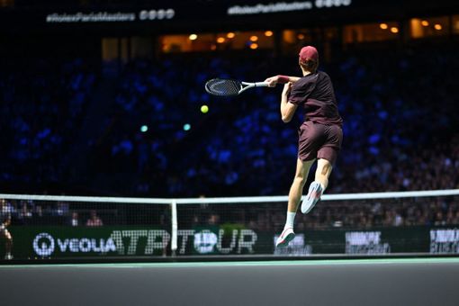 Sinner schiaccia Zverev e vola in finale a Parigi indoor