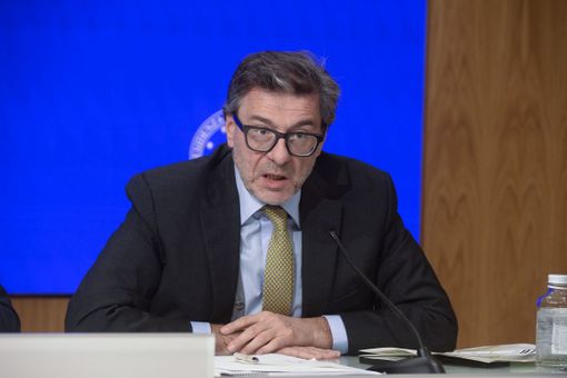 S&P conferma per l’Italia il rating e aumenta outlook, Giorgetti “Lavoro paga” S&P conferma per l’Italia il rating e aumenta outlook, Giorgetti “Lavoro paga”