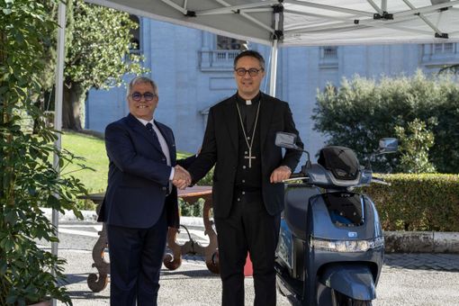 Due scooter elettrici TVS iQube S a Governatorato di Stato di Città del Vaticano