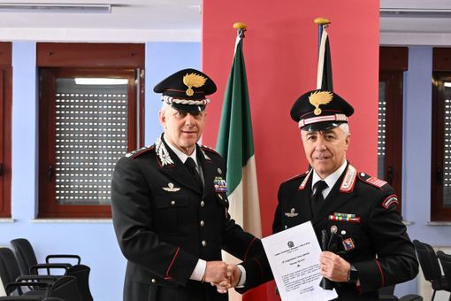 Il Comandante del Gruppo di Aosta, Tenente Colonnello Livio PROPATO, ha consegnato al Luogotenente RUSSO una pergamena