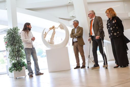 A sinistra l'artista Fabio Cornaz