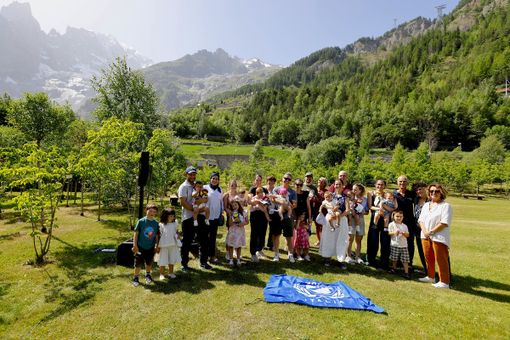 La Pigotta dell’Unicef e un ciliegio selvatico per festeggiare i 10 nati nel 2024 a Courmayeur