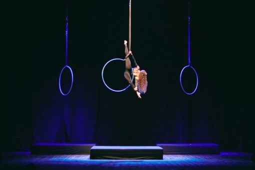 Challenge – Le langage et son double » : la danse aérienne de Jubjoter défie l’équilibre et la gravité Challenge – Le langage et son double » : la danse aérienne de Jubjoter défie l’équilibre et la gravité