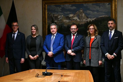 Il presidente Aggravi (con la cravatta rossa) ed i presidenti di commissione; da sn: Corrado Jordan, Josette Borre, Marco Viérin, Luisa Trione e Marco Sorbara