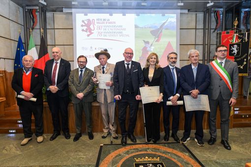 La Vallée d’Aoste a célébré aujourd’hui le 80° anniversaire de son Autonomie et fêté les nouveaux Amis et Chevaliers La Vallée d’Aoste a célébré aujourd’hui le 80° anniversaire de son Autonomie et fêté les nouveaux Amis et Chevaliers