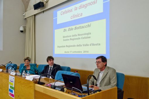 Un recente convegno sulle cefalee ad Aosta: da sx Sara Grillo, il consigliere regionale André Lanièce e il dottor Edo Bottacchi Un recente convegno sulle cefalee ad Aosta: da sx Sara Grillo, il consigliere regionale André Lanièce e il dottor Edo Bottacchi