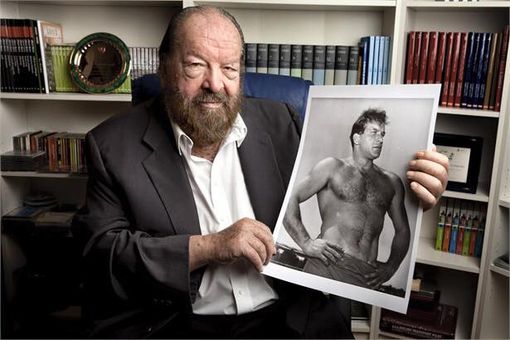Bud Spencer con l'immagine di quando era il nuotatore Carlo Pedersoli Bud Spencer con l'immagine di quando era il nuotatore Carlo Pedersoli