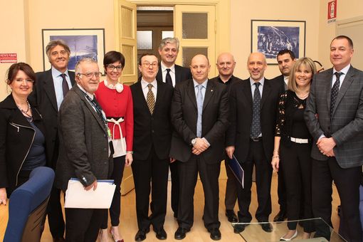 Foto gruppo firmatari importante accoido