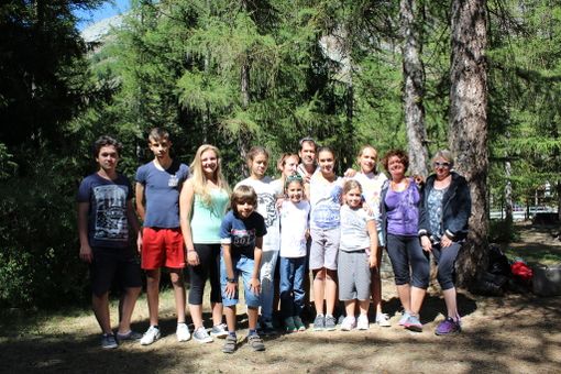 Da sinistra, Lorenzo, Gianluca, Chiara, Edwin, Margot, Estelle, dottoressa Bechaz, dottor Perruquet, Melissa, Ilaria, Alice, dottoressa Bobbio e l'infermiera Jorioz
