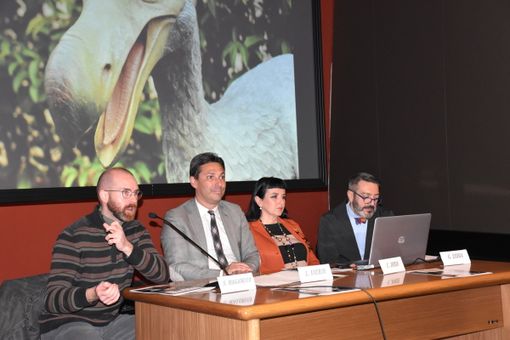 Simone Maganuco, curatore della mostra, l'assessore Laurewnt Viérin, Cinzia Joeis e Gianfranco Zidda, responsabile dell''Area megalitica