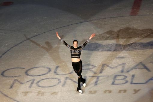 Carolina Kostner in una esibizione al palaghiaccio di Courmayeur che ha perso gli oscar del pattinaggio artistico