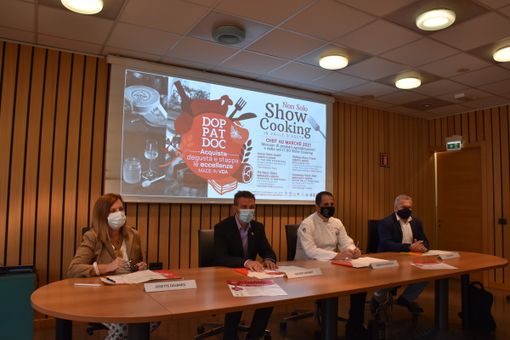 L'assessore Davide Sapinet (al centro) ha presentato oggi l'iniziativa