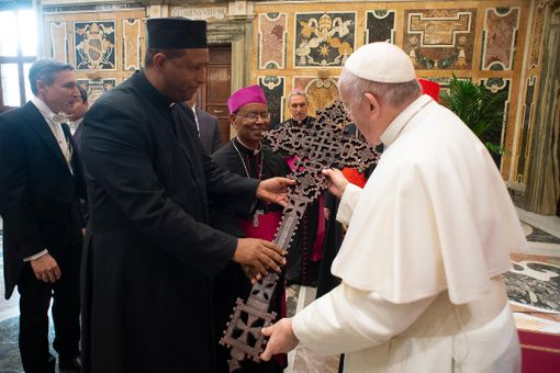 PAPA: Mai più divisioni tra etnie e Paesi