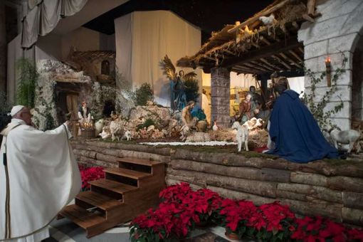 Papa Francesco davanti al presepe in San Pietro