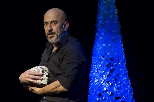 Saison culturelle Spectacle 2023/2024  Spettacolo teatrale “TIPI” di e con Roberto Ciufoli Récital comico-Antrolopoligico