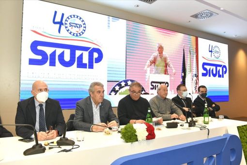 Sbarra al Consiglio generale Siulp: “Grazie per il grande lavoro svolto in questi 40 anni con innovazione, riformismo, responsabilità” Sbarra al Consiglio generale Siulp: “Grazie per il grande lavoro svolto in questi 40 anni con innovazione, riformismo, responsabilità”