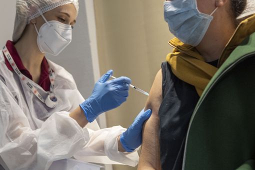 Inchiesta vaccini, indagati anche tre esponenti politici valdostani Inchiesta vaccini, indagati anche tre esponenti politici valdostani