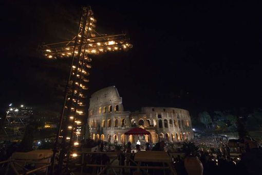 Una passata Via Crucis al Colosseo