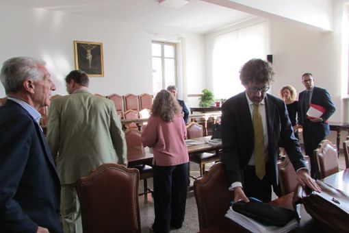 Avvocati e imputati durante una pausa del processo