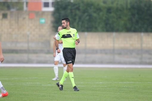 Loris Azzaro mentre dirige una partita Loris Azzaro mentre dirige una partita