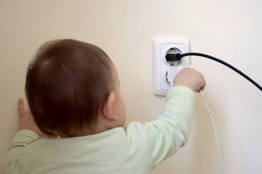 Mette le dita in un repellente per zanzare: folgorata da una scarica elettrica muore bimba di un anno