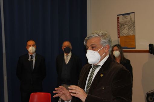 L'assessore Luciano Caveri durante il suo intervento alla consegna dei tablet