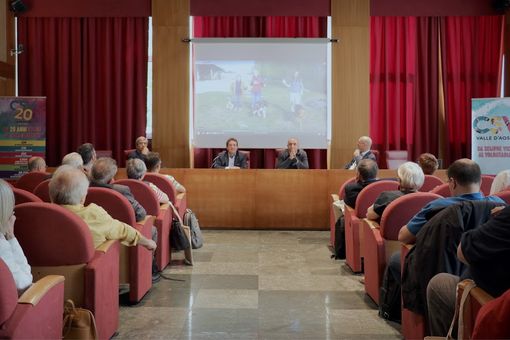 Gremita la saletta regionale per la firma dell'accordo Gremita la saletta regionale per la firma dell'accordo