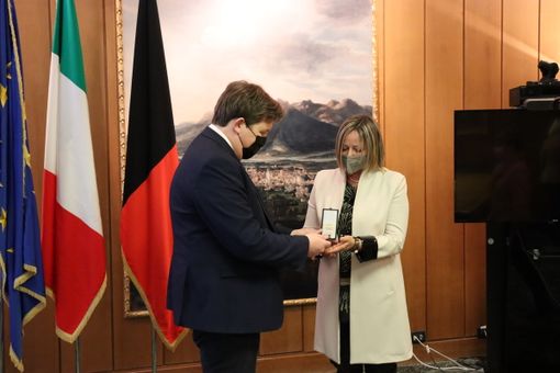 Il presidente Lavevaz consegna la Medaglia d’onore ai famigliari di Angelo Pilotto