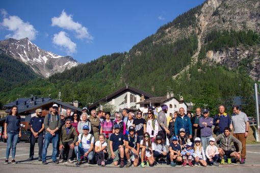 Il gruppo di volontari di PuliAmo Courmayeur - Clean Up 2023 - servizio fotografico di Alice Abbruzzino
