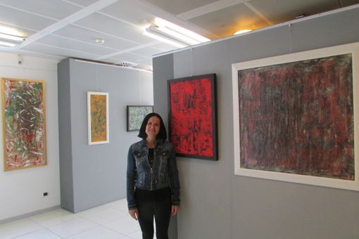 Norella Crestani tra alcune delle sue più recenti opere