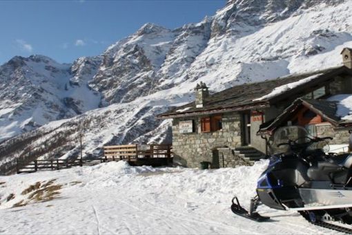 A Breuil-Cervinia in paese con gli sci