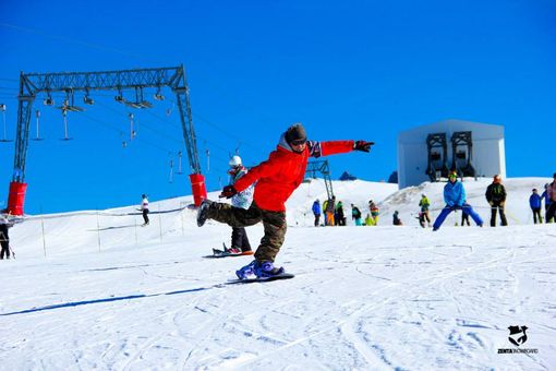 Sciatori sulle piste di Pila