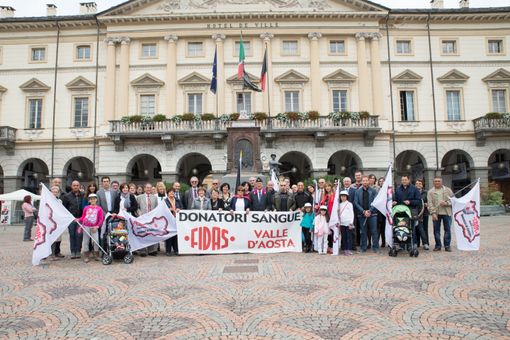 Donatori di sangue della Fidas Vda in piazza Chanoux ad Aosta