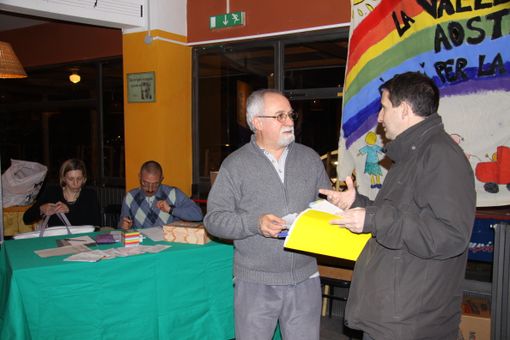 a sinistra Andrea Asiatici, coordinatore della Scuola di Pace