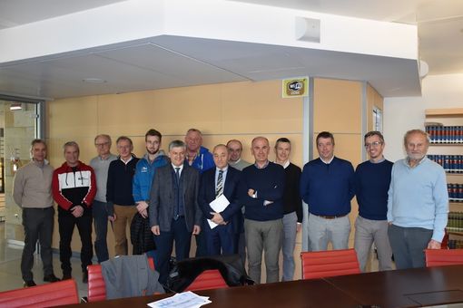 Foto di gruppo per l'avvio scoppiettante della stagione sciistica. Davanti da sn. l'assessore Bertscky, Andrea Leonardi, presidente Finaosta, l'assessore Chatrian. Alle loro spalle dirigenti e gestori degli impianti a fune
