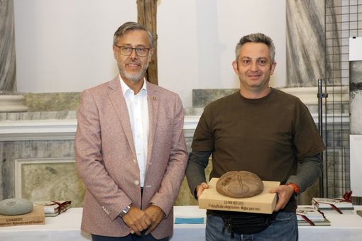 La consegna del primo premio al 'miglior pane nero della Valle'