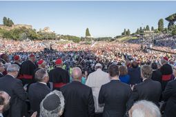 PAPA: Con la politica della misericordia