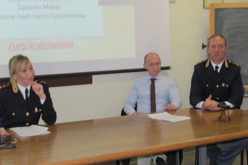 Da sn la dirigente della Squadra Mobile, Eleonora Cognigni, il pm Carlo Introvigne e il capo gabinetto della Questura, Augusto Canini durante la conferenza organizzata a febbraio dopo l'arresto della coppia Da sn la dirigente della Squadra Mobile, Eleonora Cognigni, il pm Carlo Introvigne e il capo gabinetto della Questura, Augusto Canini durante la conferenza organizzata a febbraio dopo l'arresto della coppia