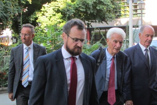 Ego Perron (primo a sn) e Augusto Rollandin (ultimo a dx) insieme a due avvocati del collegio giudicante fanno ingresso a Palazzo di Giustizia